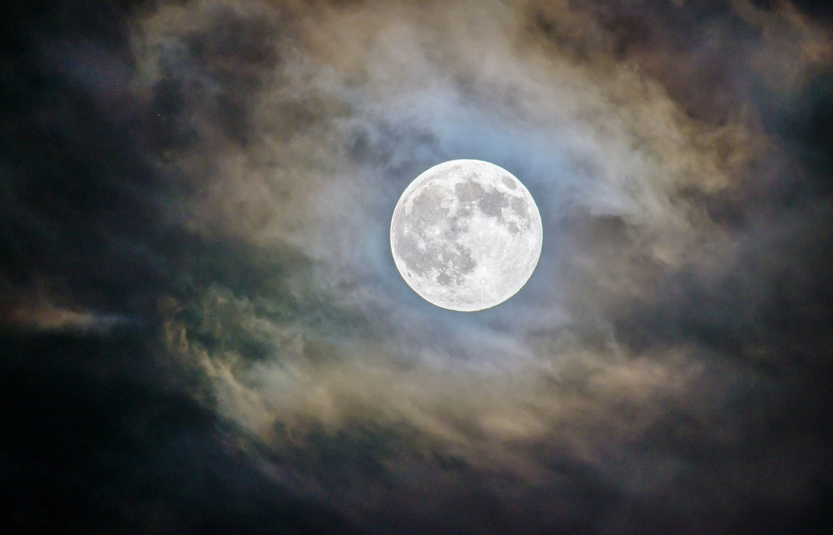 Understanding the Alignment of the Full Moon in Leo and Sun in Aquarius